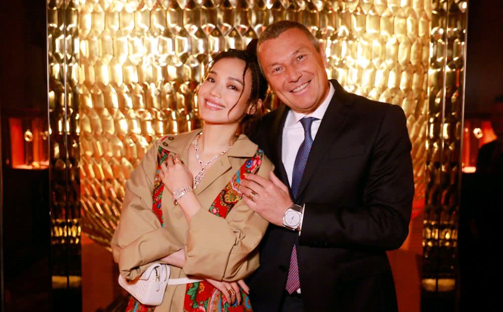 舒淇身穿驼色大衣配上一条“蛇”圈项链，个性十足