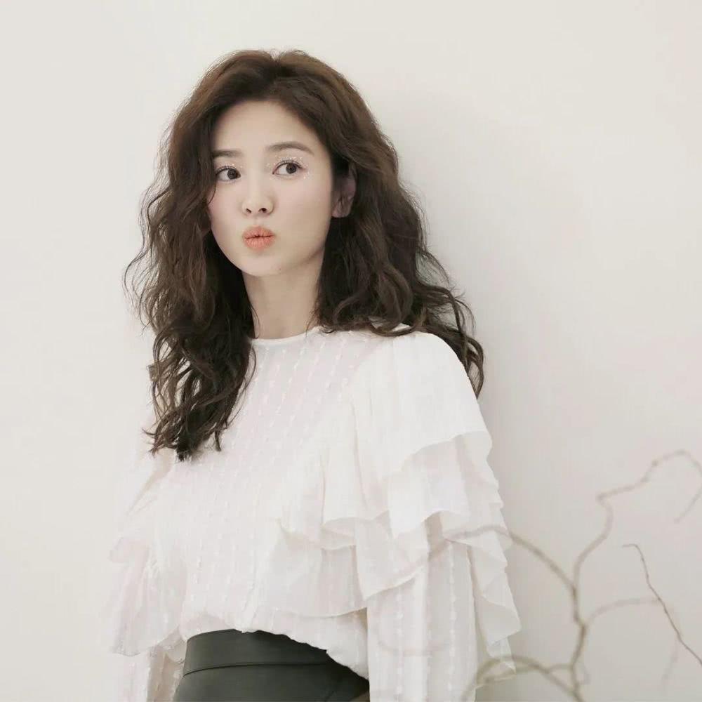 宋慧乔新造型方领短裙配高跟腿长吸睛，矮个子女性就该这样穿