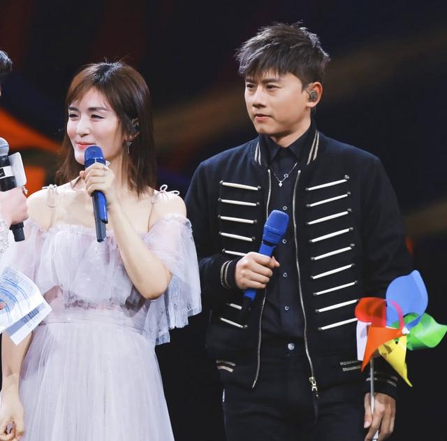 38岁谢娜外出拍广告曝光,小腹隆起孕味十足,曾豪言再要一个