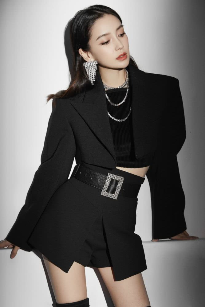 杨颖短款牛仔外套搭配黑色休闲裤,“巴掌腰”更是性感妖娆