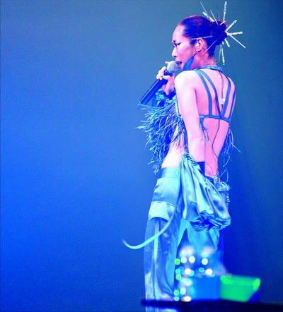 曾与王菲齐名!54岁关淑怡近照曝光,逛街不戴口罩,不顾形象抽烟