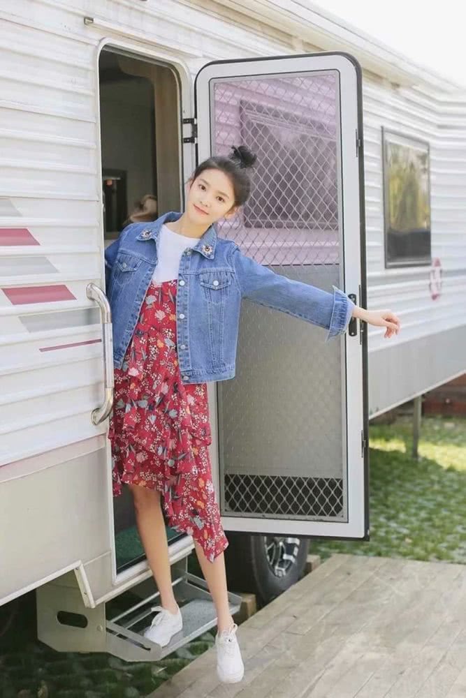 章若楠黑T白裙搭棕色外套出镜,复古气息满满