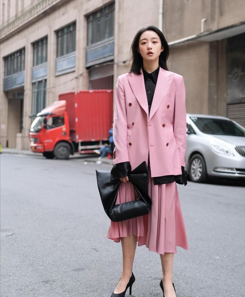 清新脱俗的初春穿搭,简单百搭还不挑人,甜甜的感觉真的好舒服!