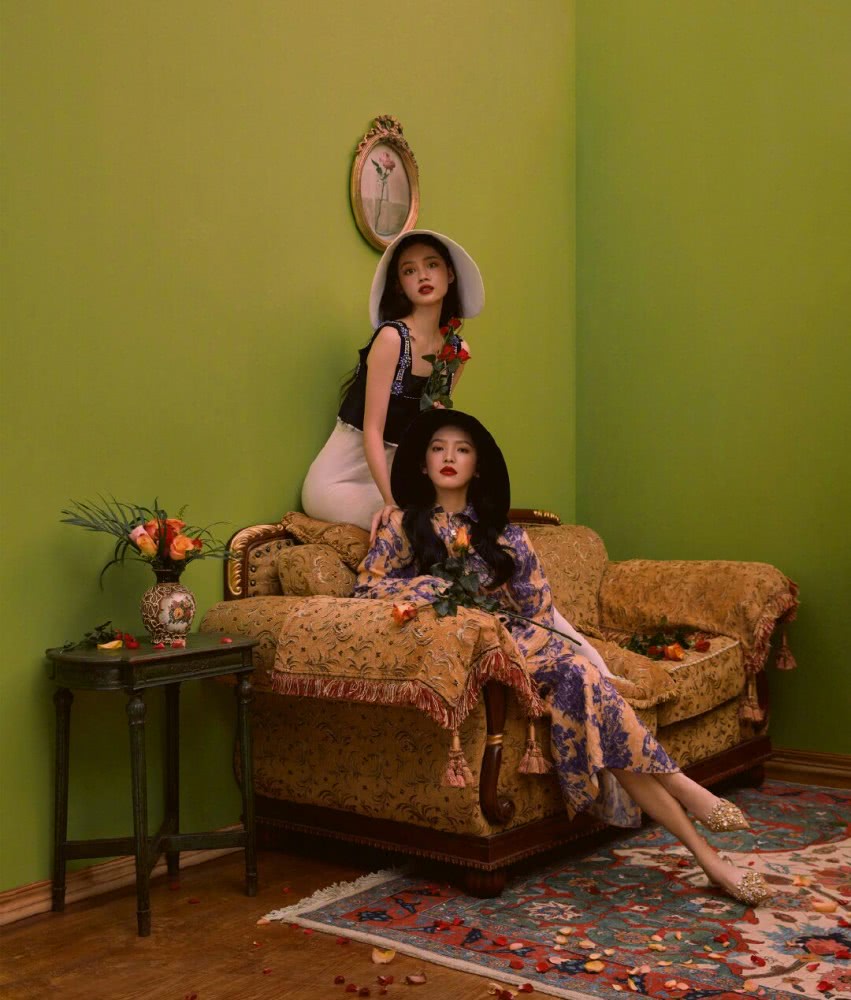 章若楠黑T白裙搭棕色外套出镜,复古气息满满