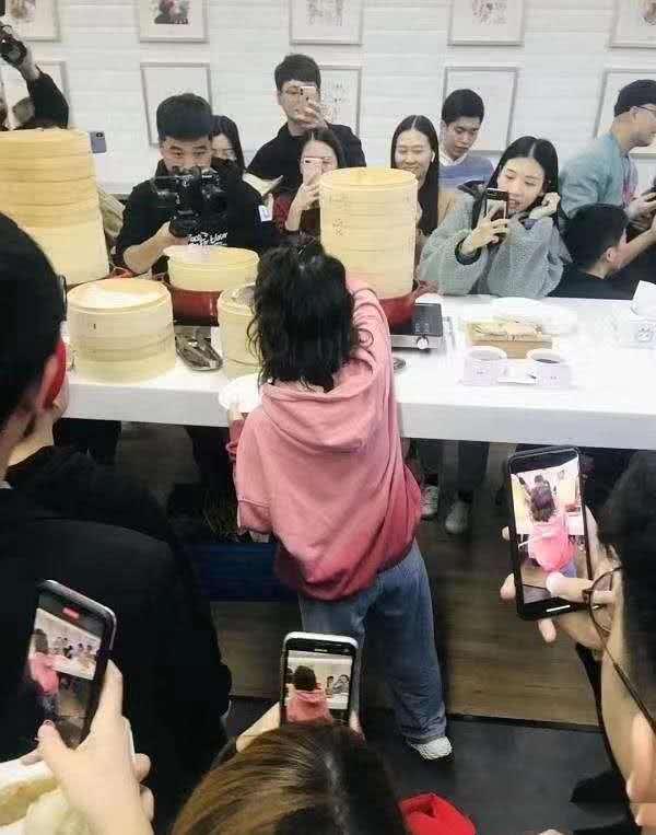 冯提莫上节目穿校服梳哪吒头太可爱，身高比例都不是问题