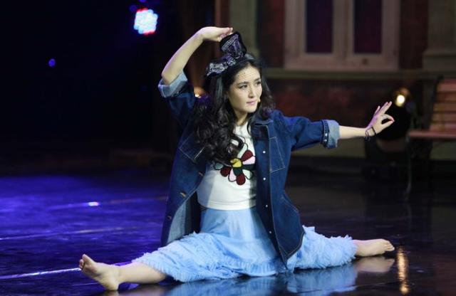 38岁谢娜外出拍广告曝光,小腹隆起孕味十足,曾豪言再要一个