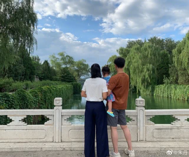 知情人曝朱丹与前夫离婚原因：女方地位攀升，感情渐行渐远