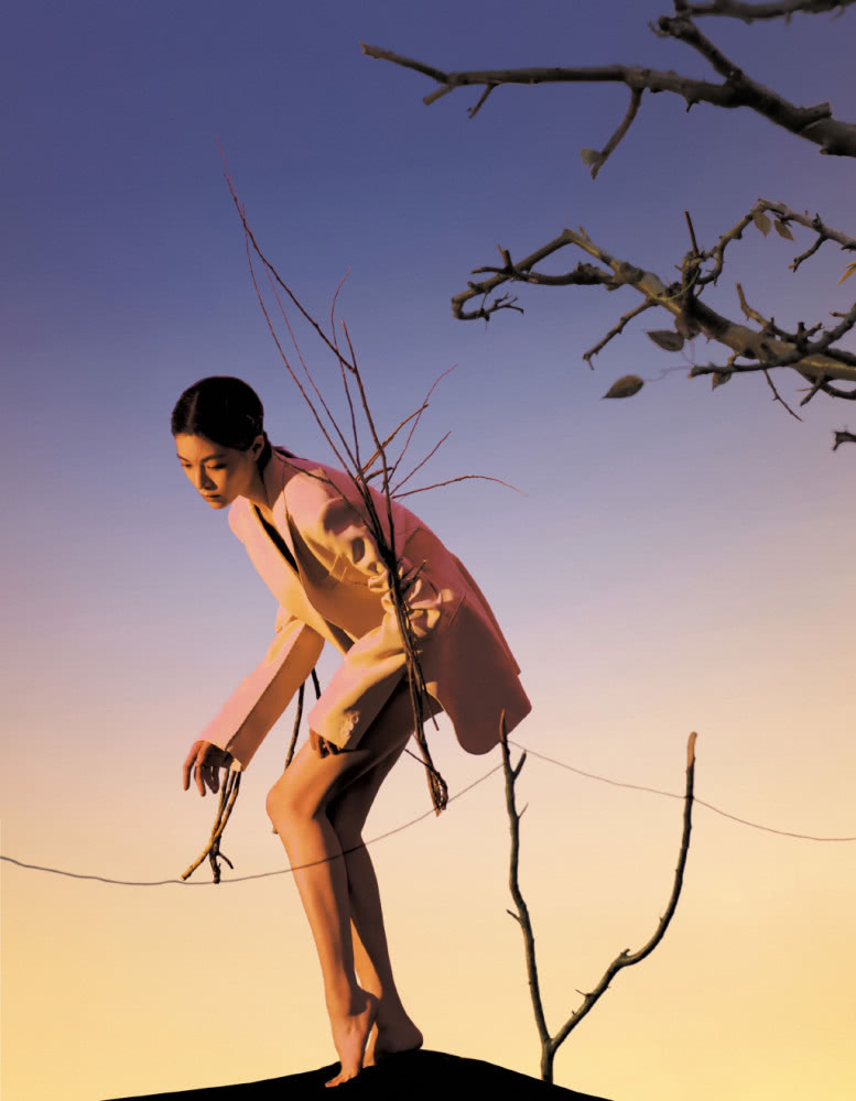 钟楚曦穿粉色碎花圆领卫衣搭同色半身裙,拍时尚杂志高级又有层次