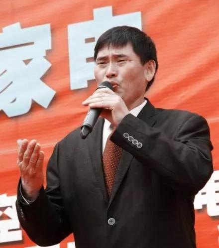 朱之文捐“巨款”背后:喝稀饭啃馒头,成名被嘲讽也不曾忘本