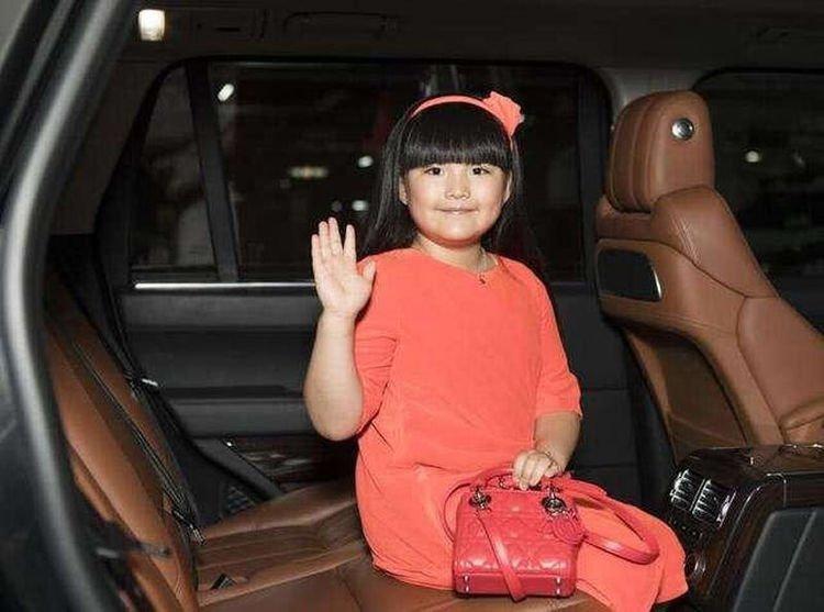 出生在明星家庭,8岁就背2万的包包,今10岁长开变瘦越来越美
