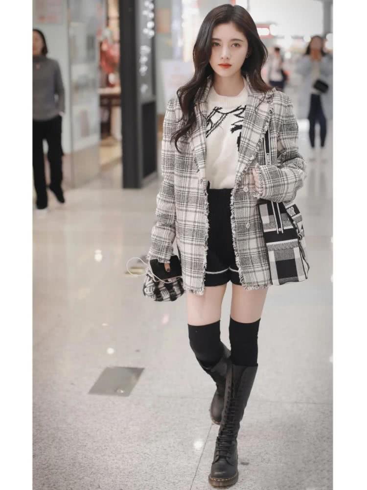 鞠婧祎真是小个子女生的穿搭范本,穿绿色格纹外套化身“抹茶味少女”