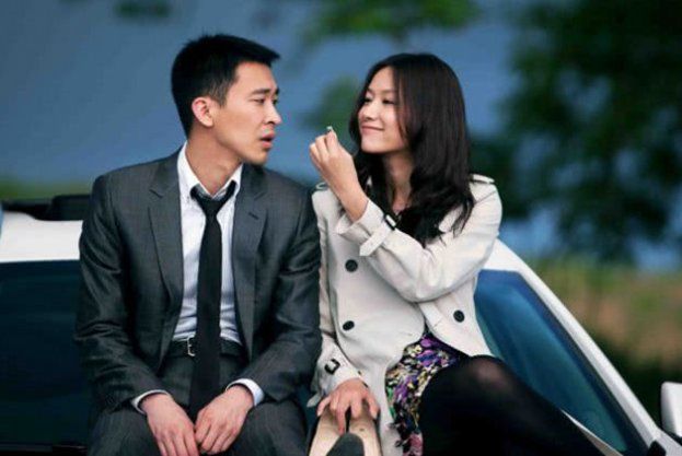 和徐静蕾分手,他曾称将终身不婚,如今却一家四口儿女双全