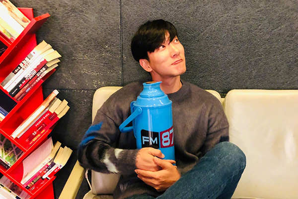 张亮寇静同回别墅是什么情况 与前妻离婚不离居疑似要复婚