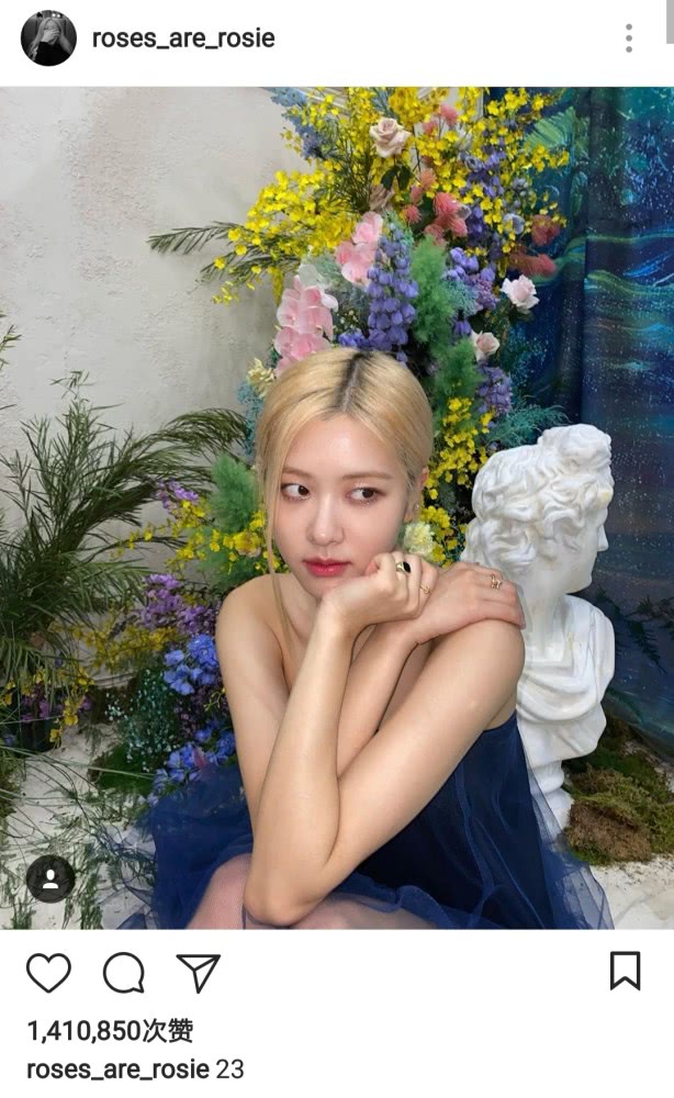 ROSE晒生日美照,穿公主裙美成画,与自己海报合影像小迷妹