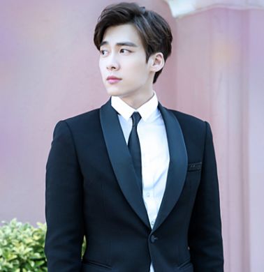 关晓彤节目中承认,如果31岁的他追求自己,她会毫不犹豫同意?