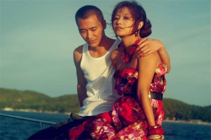 和徐静蕾分手,他曾称将终身不婚,如今却一家四口儿女双全