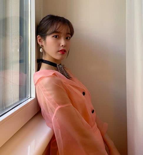 IU李知恩新造型162CM穿粉色薄纱长裙温柔可人,太可爱了