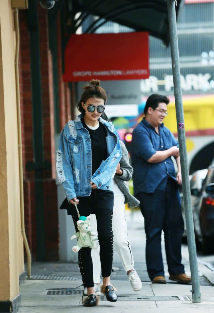 徐璐身穿一袭红色连衣裙配精致耳环,美得像盛开的玫瑰