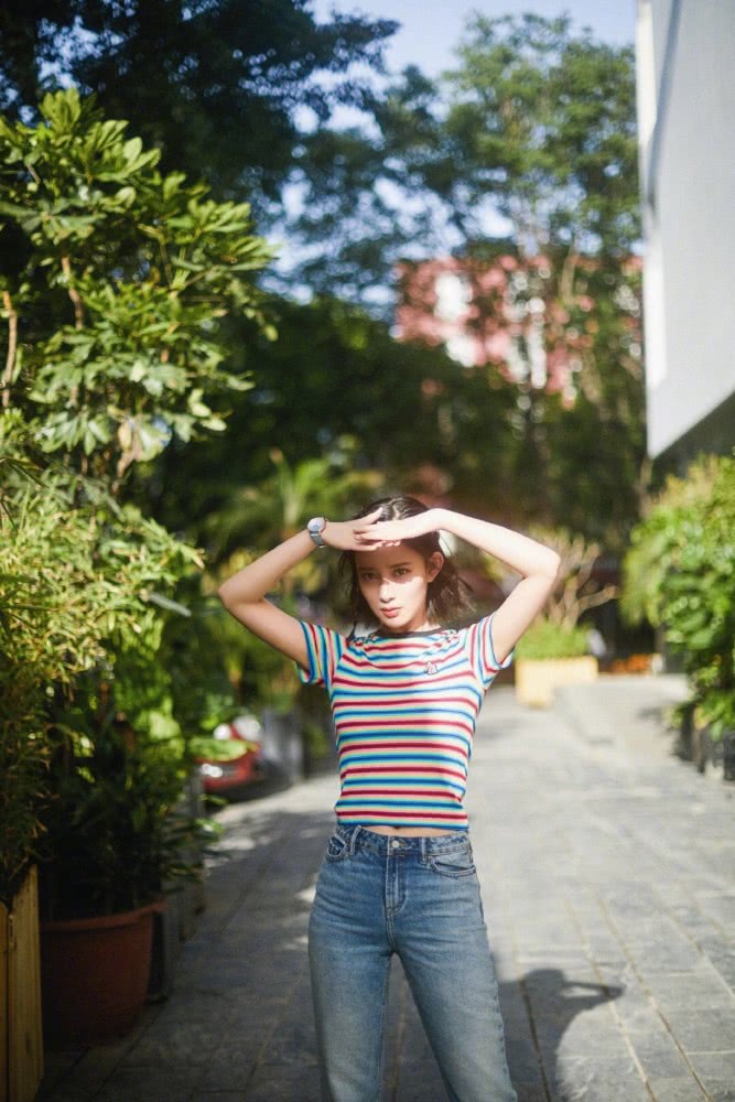 孟子义出演《我不是购物狂》，轻松驾驭各种风格，演绎百变穿搭潮人