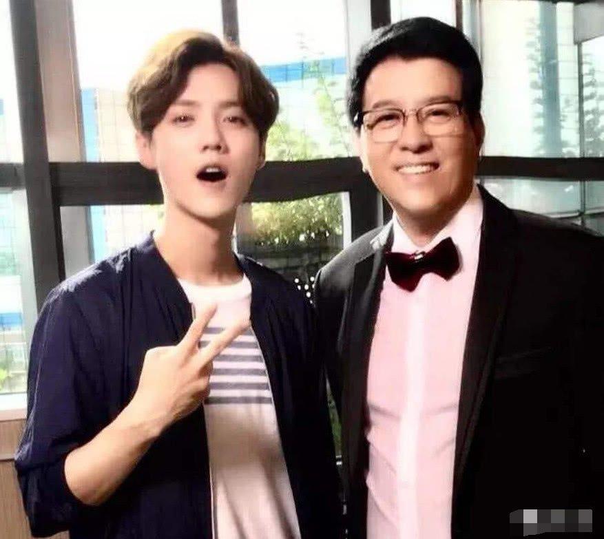 难怪关晓彤的父亲这么眼熟，竟演过这些大热剧，网友：鹿晗怕了吗