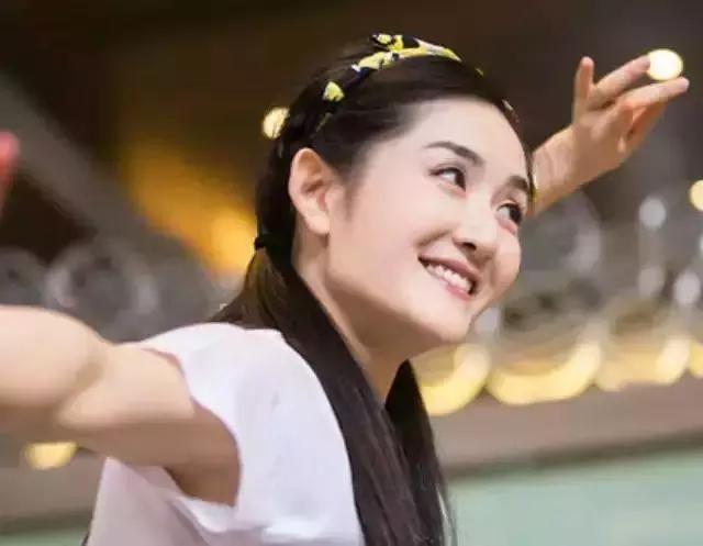 38岁谢娜外出拍广告曝光,小腹隆起孕味十足,曾豪言再要一个