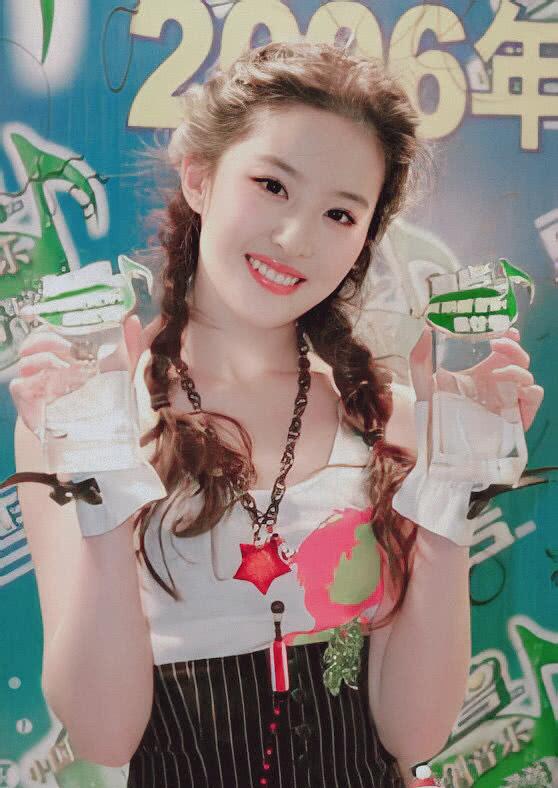 刘亦菲早年唱跳旧照曝光,身材纤瘦造型性感被赞女团门面担当