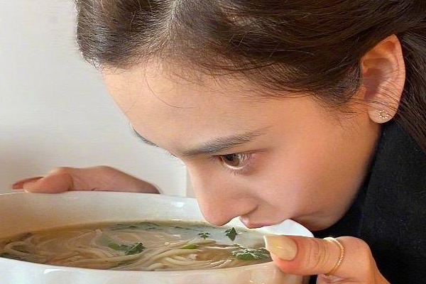 宋祖儿吃螺蛳粉上热搜是什么情况 被网友质疑在摆拍卖人设