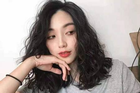 女生羊毛卷发型图片，2020最流行卷发自己烫步骤