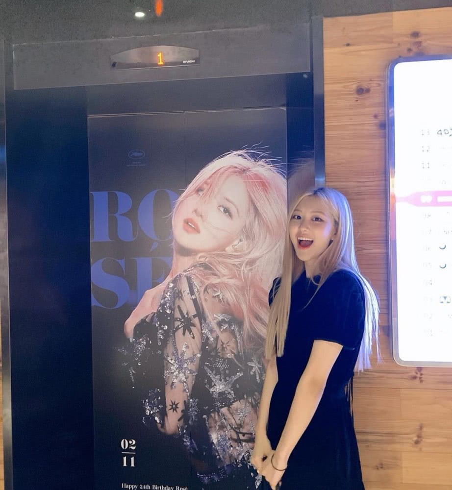 ROSE晒生日美照,穿公主裙美成画,与自己海报合影像小迷妹