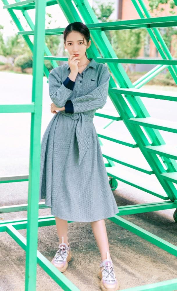 孟美岐拿死亡芭比粉的鞋配原谅绿的裙子,果然是人美任性