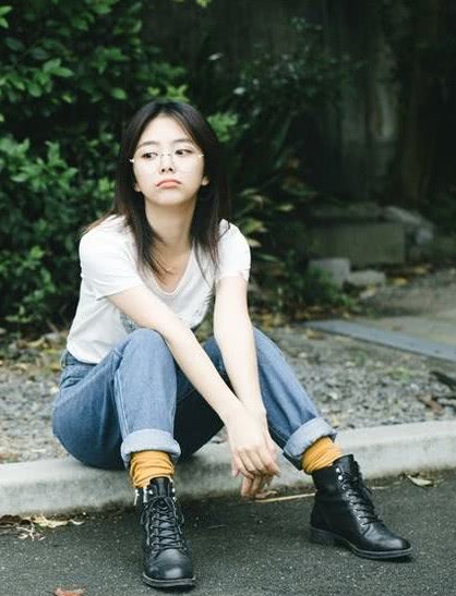 泰国“迪丽热巴”旅行照片穿黑色外套搭配高领毛衣，保暖舒适还好看