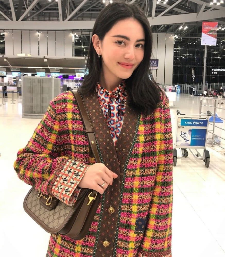 被喻为泰国第一神颜,今穿格纹套装裙尽显复古甜美