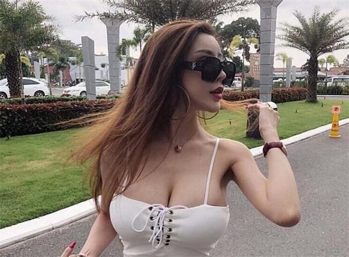 黛欣霓大尺度图片 直播间无下限的卖弄风骚引人犯罪遭嘲讽