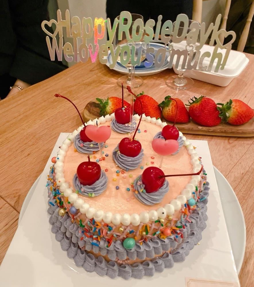 ROSE晒生日美照,穿公主裙美成画,与自己海报合影像小迷妹