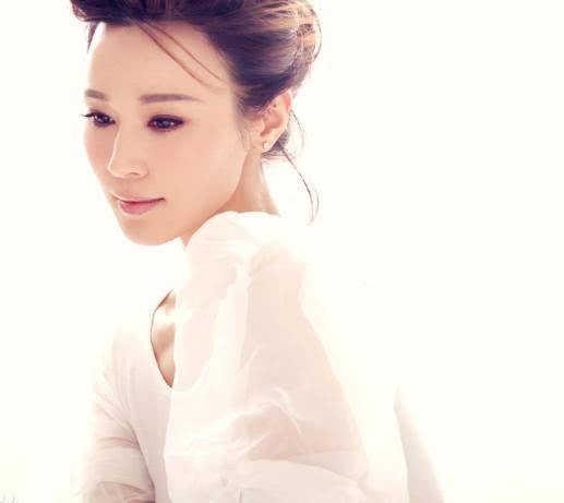 她是《步步惊心》里八福晋,一副不起眼的耳钉,也能彰显非凡气质