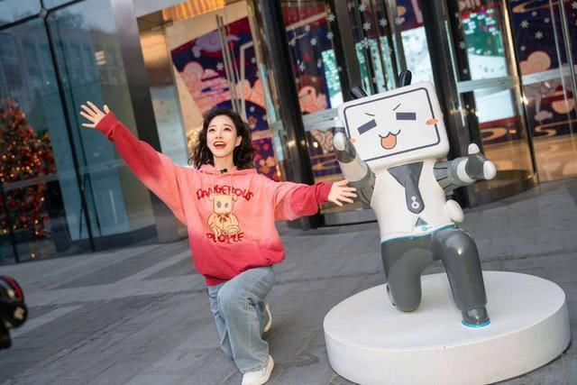 冯提莫上节目穿校服梳哪吒头太可爱，身高比例都不是问题