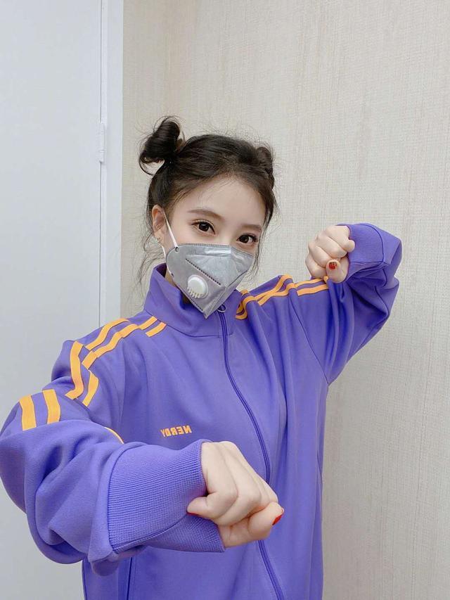 冯提莫上节目穿校服梳哪吒头太可爱，身高比例都不是问题