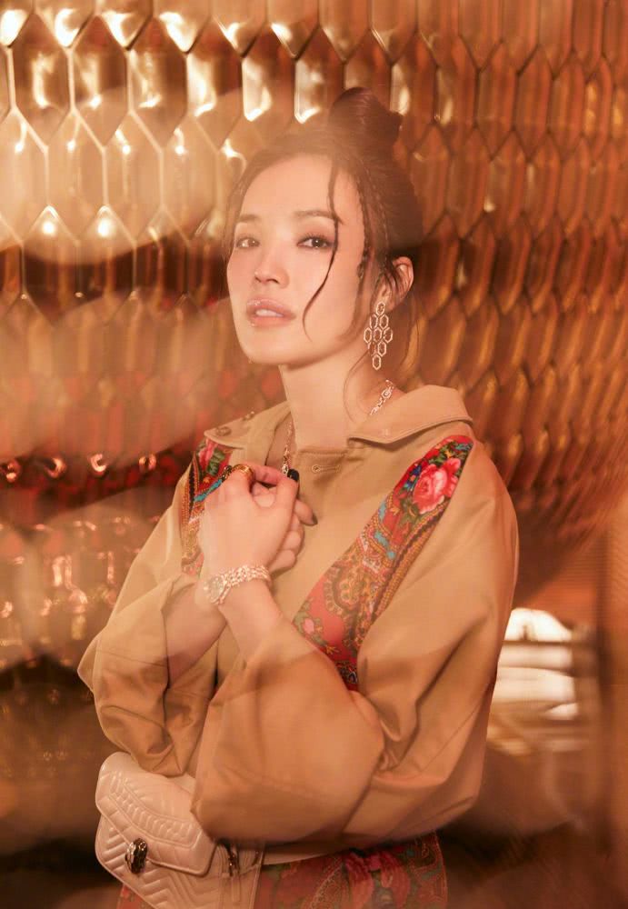 舒淇身穿驼色大衣配上一条“蛇”圈项链，个性十足