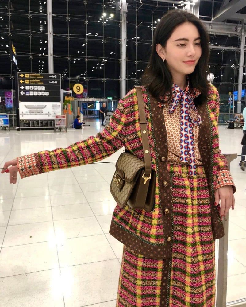 被喻为泰国第一神颜,今穿格纹套装裙尽显复古甜美