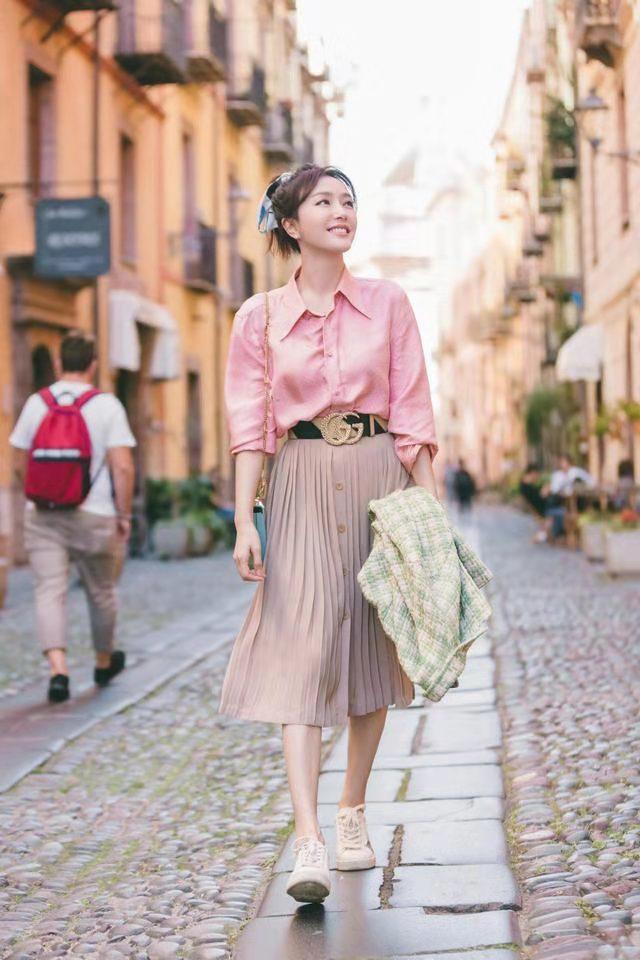 秦岚穿最“烂大街”的黑白配都美得这么大气，气质让人服气