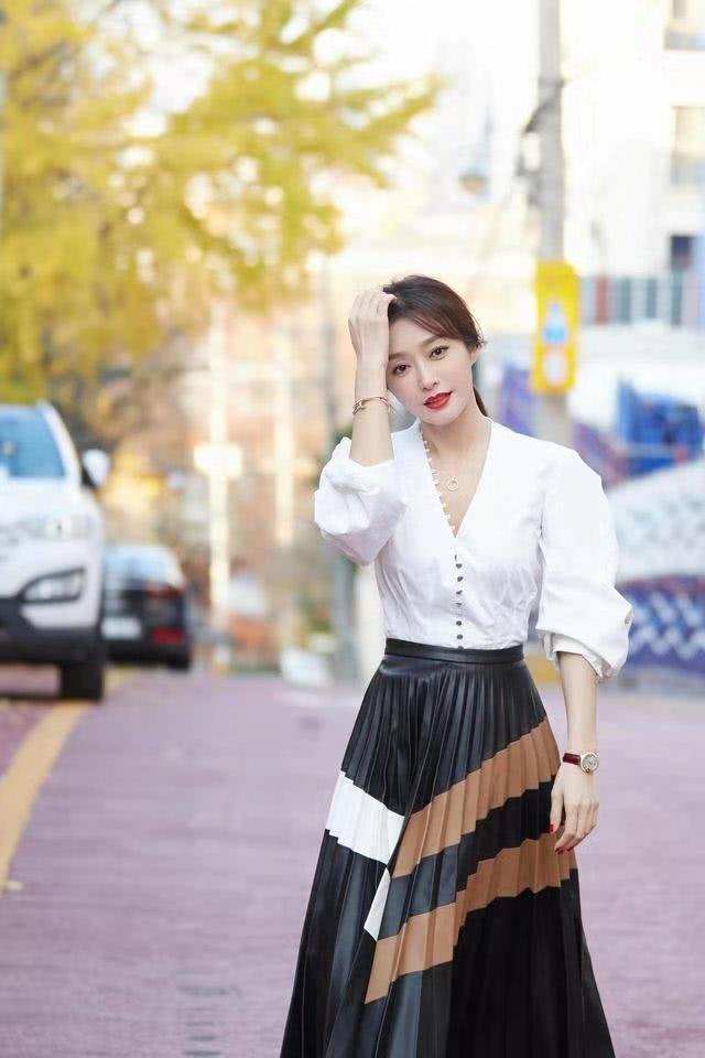 秦岚穿最“烂大街”的黑白配都美得这么大气，气质让人服气