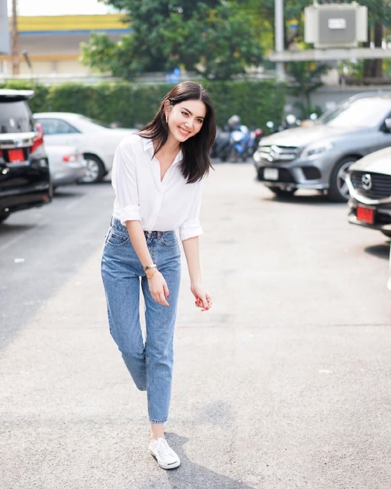 被喻为泰国第一神颜,今穿格纹套装裙尽显复古甜美