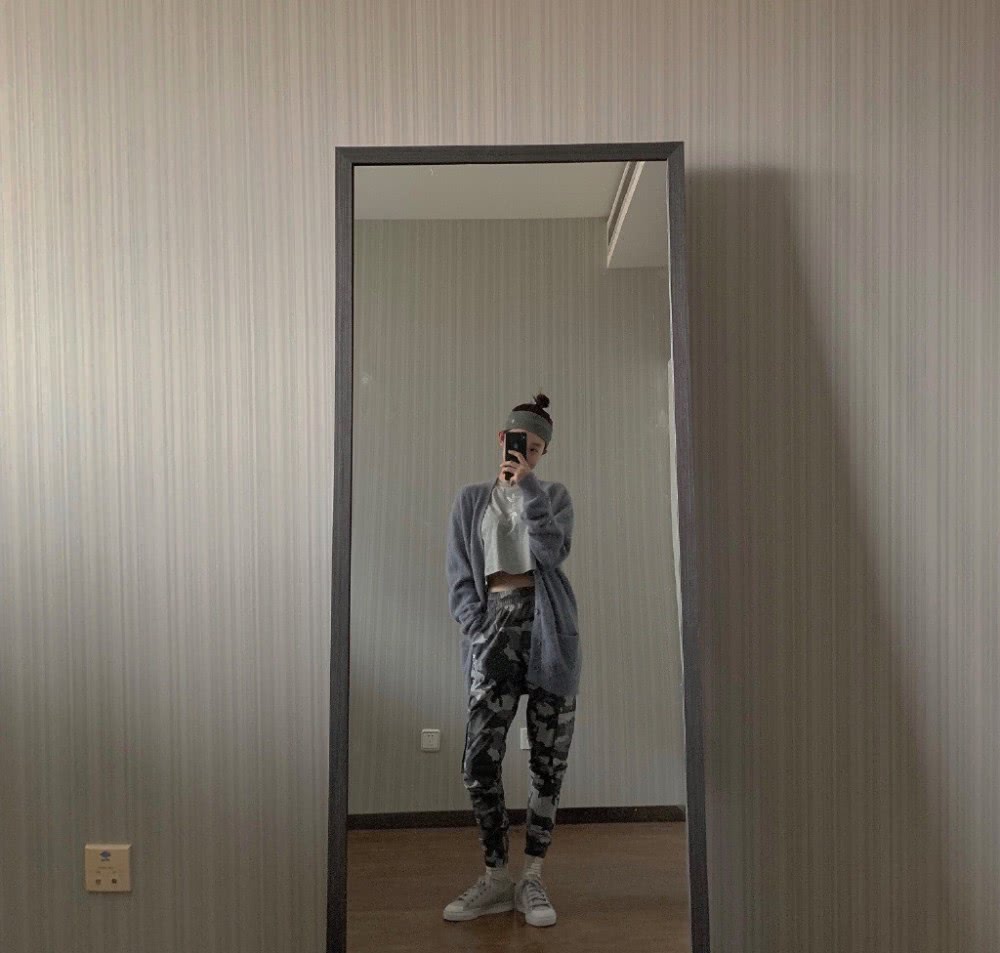 李子璇穿针织衫迷彩裤,秀长腿好帅气