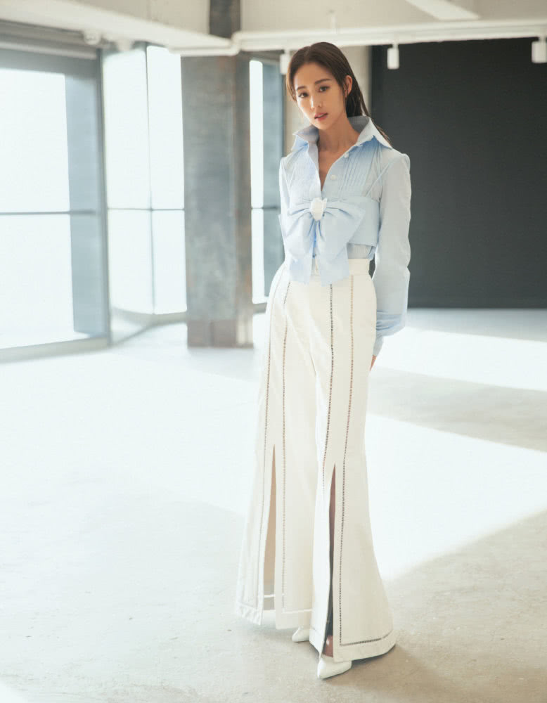 张钧甯穿黄色连衣裙,露美背线条太迷人