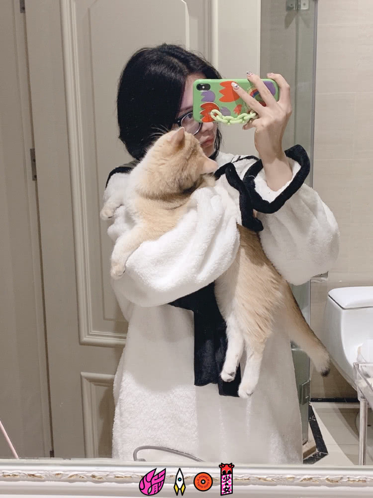 火箭少女女王节晒照，杨超越睡衣软萌可爱，SUNNEE素颜意外抢镜！