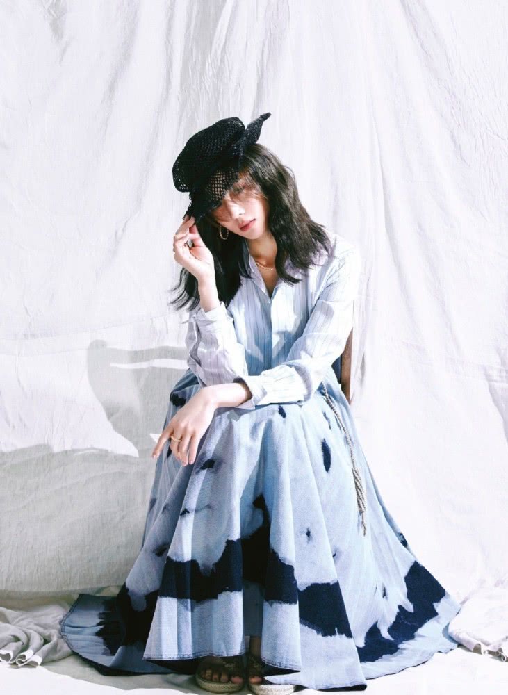 张钧甯穿黄色连衣裙,露美背线条太迷人