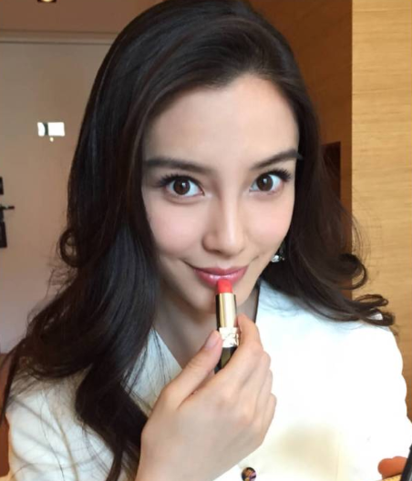 女人不管怎么涂口红都要改掉这3个习惯,不然口红沾杯还伤唇