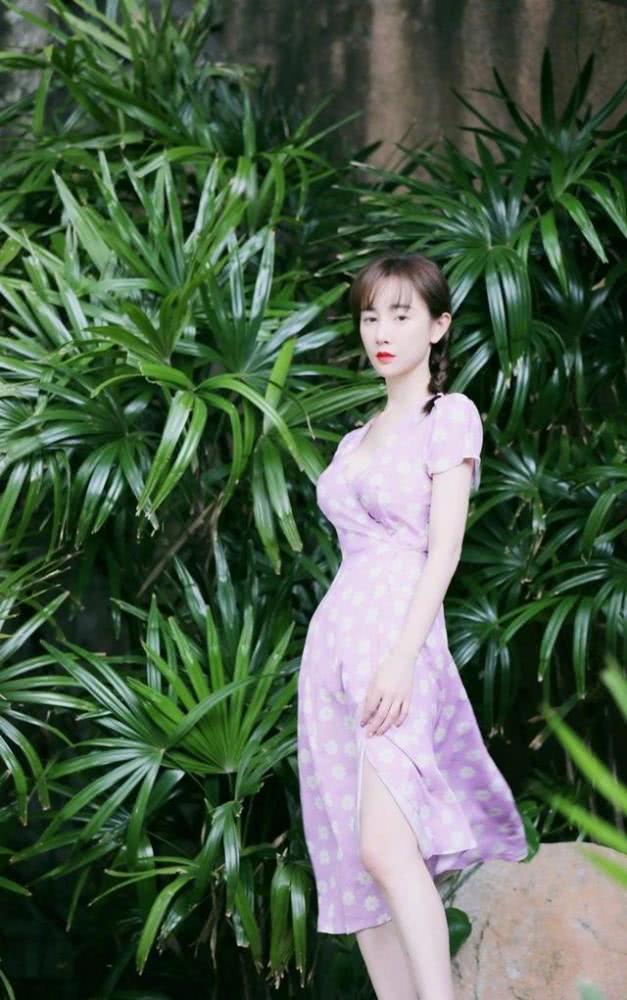 张濛茶歇裙穿出丰满的紧绷感，身材和衣品依然在线