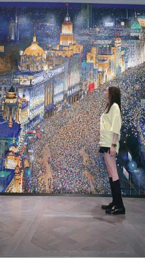 张天爱晒游玩照，看到她的鞋子后终于明白女星们腿为什么这么长