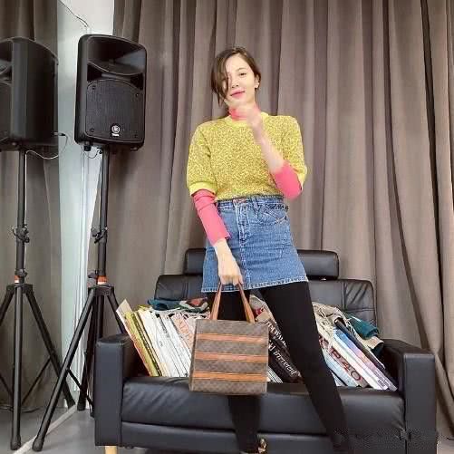 穿“乡村风”上身的金泫雅却毫无违和感,颜值和身材超棒